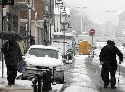 No para todos es una buena noticia la nieve, que dificulta la movilidad a algunas personas, como se aprecia en esta imagen tomada en Hondarribia (Guipúzcoa).