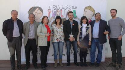 Candidatos de diferentes fuerzas pol&iacute;ticas junto a Eva Grimaltos con el cartel de la campa&ntilde;a al fondo.