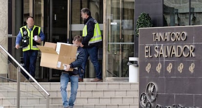 Agentes de policía, a las puertas del tanatorio.