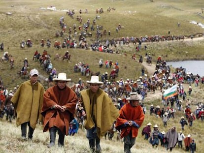 Un grupo de pobladores protestas contra el proyecto Conga.