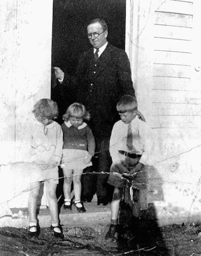 James Earl Carter Sr. posa con sus hijos, Jimmy Carter (derecha) y sus hermanas Gloria y Ruth, en Plains (Georgia), hacia 1920. 