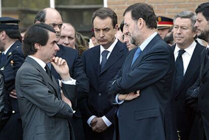 José María Aznar, José Luis Rodríguez Zapatero y Mariano Rajoy hablan tras el funeral.