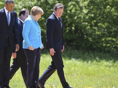 Los presidentes Obama, Hollande, la canciller Merkel y el primer ministro Cameron, pasean junto al castillo Elmau, en Alemania, durante el G-7.