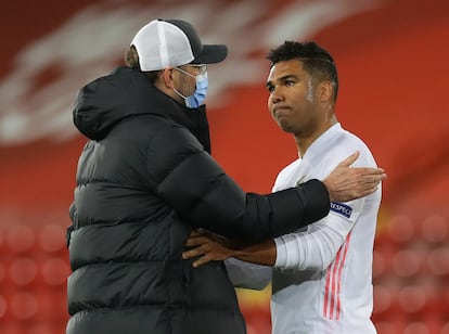 Klopp felicita a Casemiro al término del partido en Anfield.