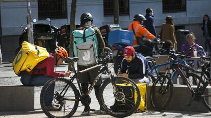 Trabajadores de Deliveroo y Glovo en la plaza de Alonso Martínez, en Madrid.