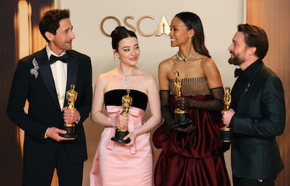 Adrien Brody, Mikey Madison, Zoe Saldaña y Kieran Culkin tras ganar sus premios Oscar, este domingo.