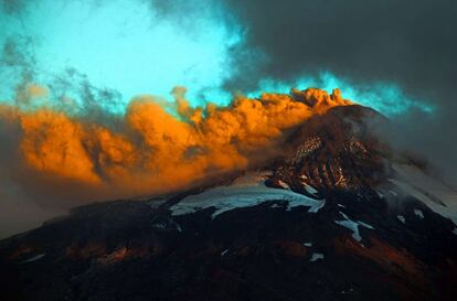 Erupción del volcán chileno Villarrica en Pucon. Las autoridades chilenas mantienen la alerta naranja en el volcán, al sur del país, que en las últimas horas ha registrado un leve aumento de la actividad.