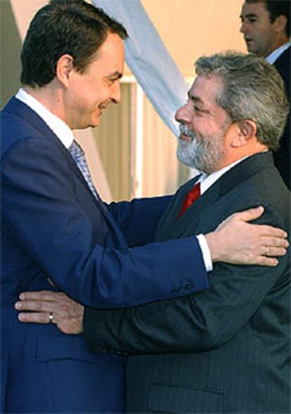 José Luis Rodríguez Zapatero y Lula se saludan durante la cumbre de Guadalajara.