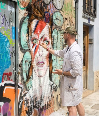 Jesús Arrúe, mientras estaba pintando el grafiti de David Bowie en el barrio del Carmen de Valencia, en una imagen cedida por el artista.