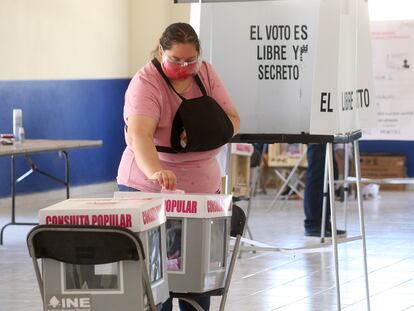 Una mujer vota en la consulta popular del 1 de agosto en Pachuca, Estado de Hidalgo.