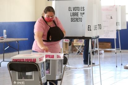 Una mujer vota en la consulta popular del 1 de agosto en Pachuca, Estado de Hidalgo.