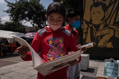 Una niña lee uno de los libros de la colección '21 para el 21'.