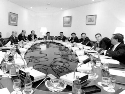 Reunión de la comisión sobre los fondos de la Dirección General de la Guardia Civil en 1994.