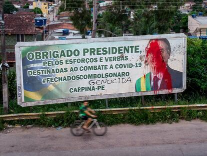 Una cartelera con una pintada sobre la imagen de Bolsonaro, el 27 de marzo en Pernambuco.
