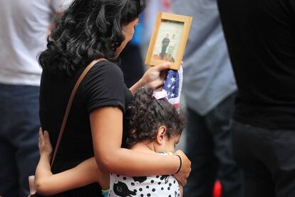 Una ni&ntilde;a abraza a su madre durante los actos conmemorativos del 11-S.