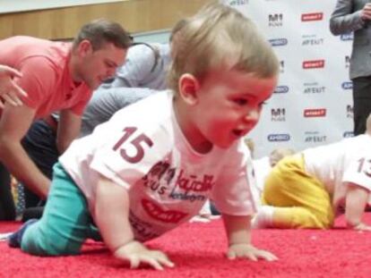 Una carrera de pequeños gateando conmemora anualmente en Lituania el Día del Niño