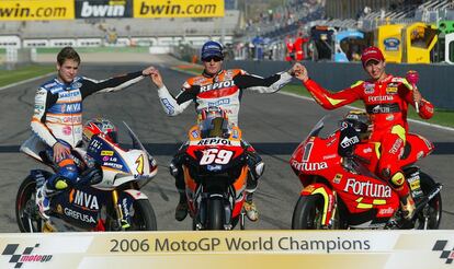 De izquierda a derecha, Álvaro Bautista, Nicky Hayden y Jorge Lorenzo, los tres campeones del mundo en las distintas categorias celebran su triunfo tras la última carrera del mundial disputada en Cheste.