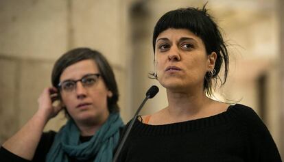 La diputada Mireia Boya, darrere d'Anna Gabriel.