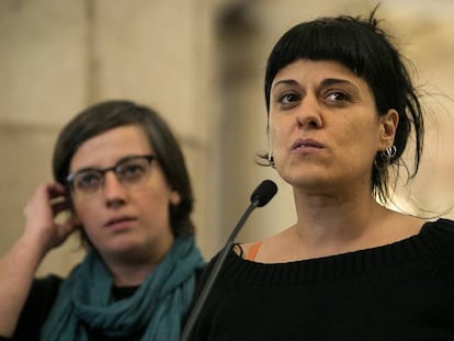 La diputada Mireia Boya, darrere d'Anna Gabriel.