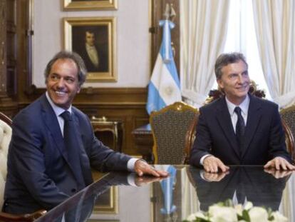 El presidente de Argentina Mauricio Macri habla con su rival en la carrera presidencial, el peronista Daniel Scioli.