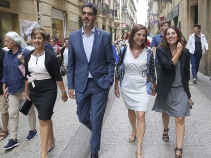 El alcalde de San Sebastián, Eneko Goia rodeado de varias consejeras y la presidenta del Parlamento vasco