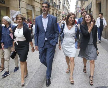 El alcalde de San Sebastián, Eneko Goia rodeado de varias consejeras y la presidenta del Parlamento vasco