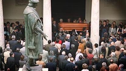 El féretro con los restos de Alfons Cucó dio tres vueltas al claustro de la Universidad de Valencia mientras un músico tocaba 'El cant dels ocells' en 2002.