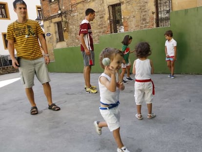 Varios niños juegan en el frontón de la plaza de la Trinidad, en San Sebastián.