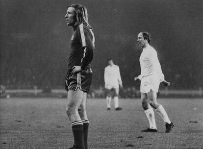 Netzer, a la izquierda, y Bobby Charlton durante un Inglaterra-Alemania de 1973.