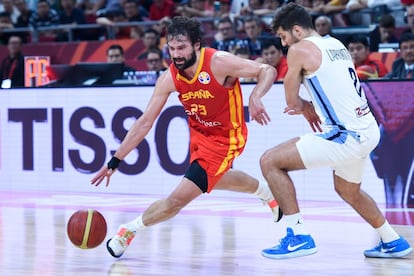 Sergio Llull (a la izquierda) avanza en la cancha ante la presión de un jugador argentino.