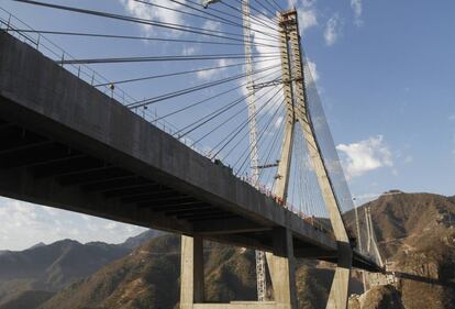 Dos mil vehículos podrán utilizar el puente cada día. La obra acorta en tres horas y media la distancia entre las ciudades de Durango y Mazatlán.