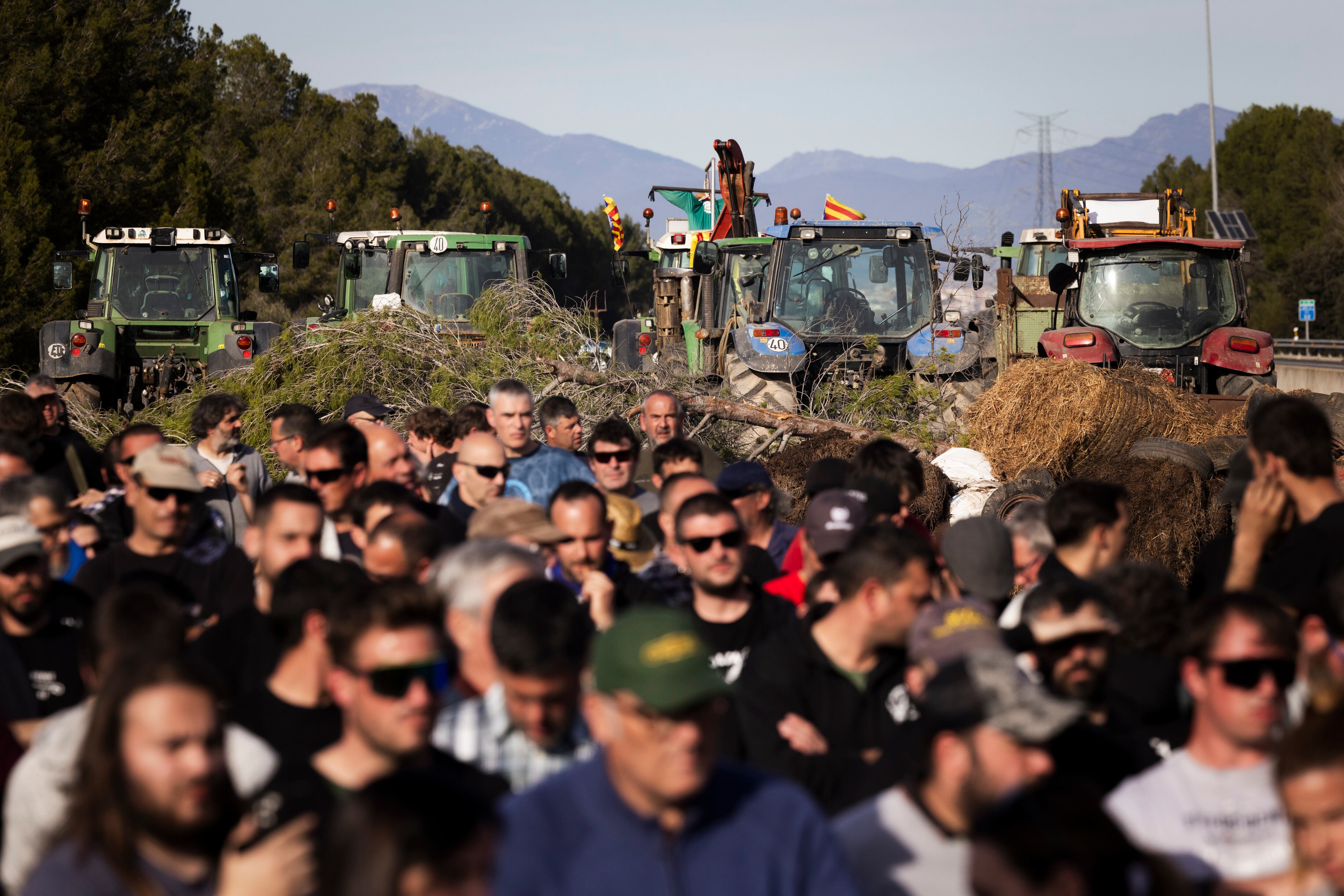 Manifestantes se agrupan durante en el bloqueo de la AP-7 en Pontós (Girona), este miércoles.