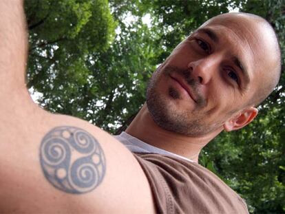 Dani Mallo, ex portero del Deportivo y actual del Falkirk escocés, muestra su tatuaje.
