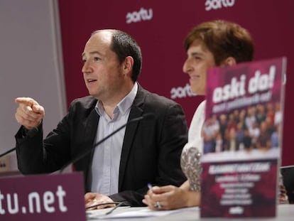 El portavoz de Sortu, Pernando Barrena, durante la rueda de prensa que ha ofrecido sobre la sentencia del 'caso de las Herriko Tabernas'.