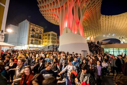 Manifestación estudiantil antifascista que ha comenzado esta tarde en la plaza de la Encarnación de Sevilla con motivo de la irrupción de Vox en el Parlamento andaluz.