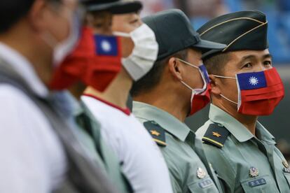 Varios militares asisten a un partido de la liga de béisbol en la ciudad de Taoyuan (Taiwán).
