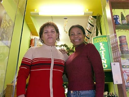 Belkis John posa junto a su madre, Petronila Martínez, ante la tienda que regenta en la capital donostiarra.