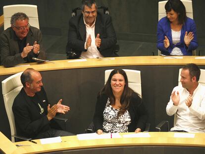 Lohitzune Txarola es aplaudida por sus compañeros de Bildu tras ser elegida presidente de las Juntas de Guipúzcoa.