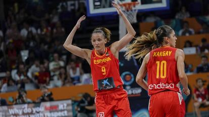 Laia Palau celabra una canasta en el Mundial.