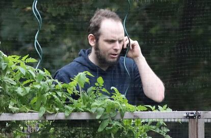 Joshua Boyle, en el jardín de su casa en Ontario (Canada), poco después de ser liberado junto a su familia en octubre de 2017.