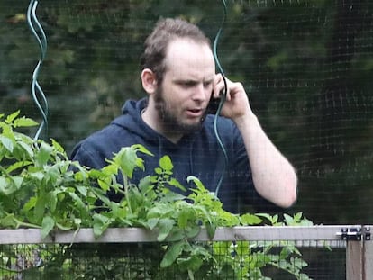 Joshua Boyle, en el jard&iacute;n de su casa en Ontario (Canada), poco despu&eacute;s de ser liberado junto a su familia en octubre de 2017.