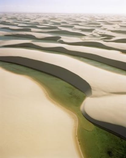 Paisaje de dunas y lagos en los Lencois Maranhenses, en Brasil.