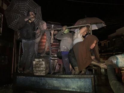 Varios habitantes de Talisay son evacuados por las autoridades, tras la alerta de erupción inminente del volcán Taal.