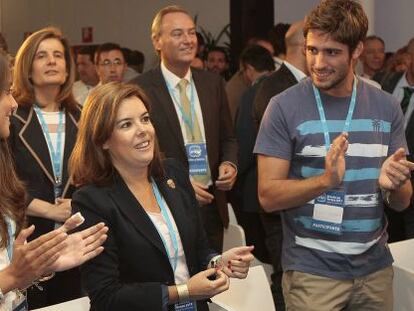 Saénz de Santamaría, en el centro, con Báñez y Fabra detrás, en la escuela de verano del PP en Gandia.