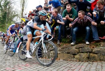 Fabian Cancellara y Sylvain Chavanel durante la ascensión de uno de los muros de Tour de Flandes 2011.