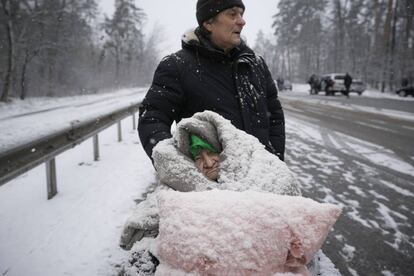 Una anciana, cubierta de nieve y en silla de ruedas, es evacuada de Irpin, a las afueras de Kiev. Cerca de 3.500 civiles han sido evacuados de la ciudad ucrania de Sumi a lo largo del día bajo un alto el fuego temporal que se ha mantenido "la mayor parte del tiempo", según ha asegurado el gobernador regional, Dmitro Zhivitski, en una entrevista.