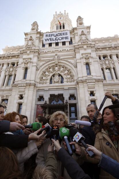 La alcaldesa de Madrid, Manuela Carmena, hace declaraciones a los medios a las puertas del Palacio de Cibeles, sede del Consistorio de la ciudad. En la entrada, el gobierno municipal ha convocado un minuto de silencio a las 12 de la mañana de este martes, en señal de luto y solidaridad con Bruselas. "Las noticias son terribles, desgarradoras", ha dicho la regidora de la capital.