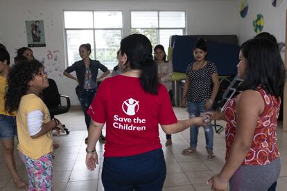 Save the Children acompaña a las niñas, niños y adolescentes detenidos. Herminia (en el centro de la imagen) es educadora de Save the Children desde hace más de 10 años. Acude cada semana al DIF de Tapachula para acompañar a las niñas. Les da apoyo psicológico, detecta si han sufrido abusos, organiza talleres para subir su autoestima y les ofrece herramientas para enfrentarse a la vida. En la imagen, Herminia acompaña a las niñas durante una sesión, el 24 de agosto de 2018.