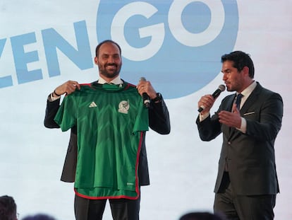 Eduardo Bolsonaro, hijo del presidente brasileño, recibe una playera de la selección mexicana durante la CPAC 2022, en Ciudad de México.