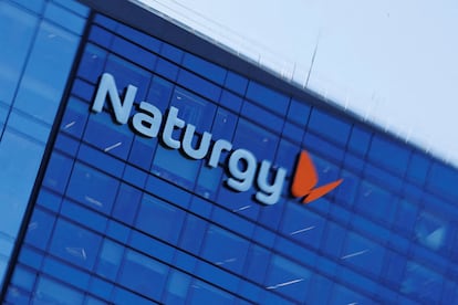 Logo de Naturgy en su sede de Madrid.